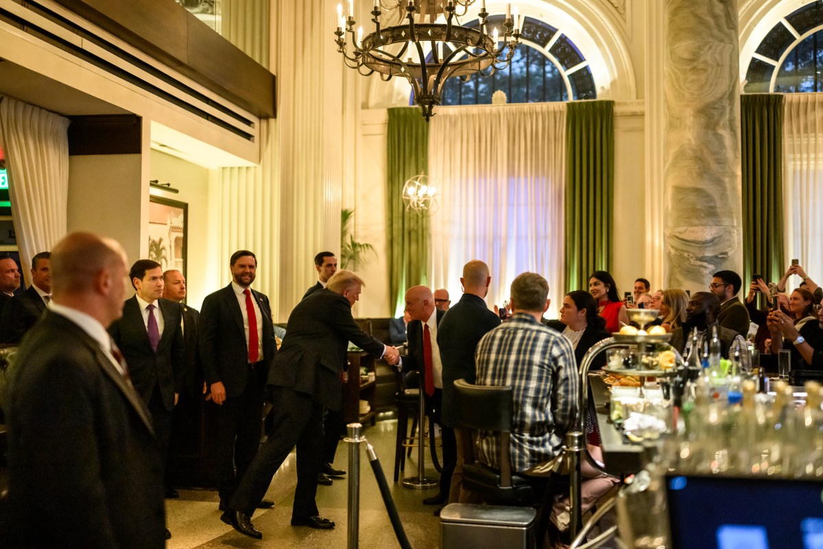 President Donald Trump greets the crowd at Joe's Seafood, Prime Steak & Stone Crab restaurant in Washington, D.C., Tuesday, September 9, 2025. (Official White House Photo by Daniel Torok)