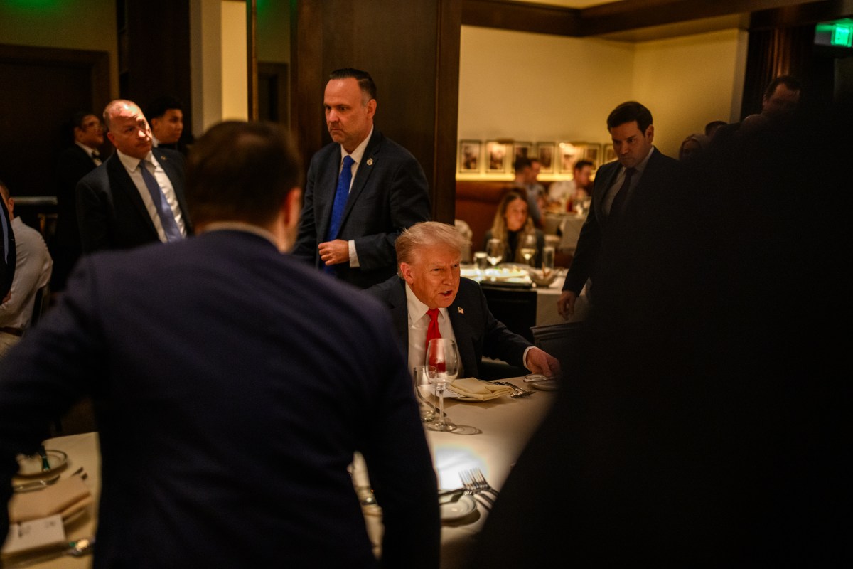 President Donald Trump has dinner with Cabinet members and White House staff at Joe’s Seafood, Prime Steak & Stone Crab restaurant in Washington, D.C., Tuesday, September 9, 2025. (Official White House Photo by Daniel Torok)