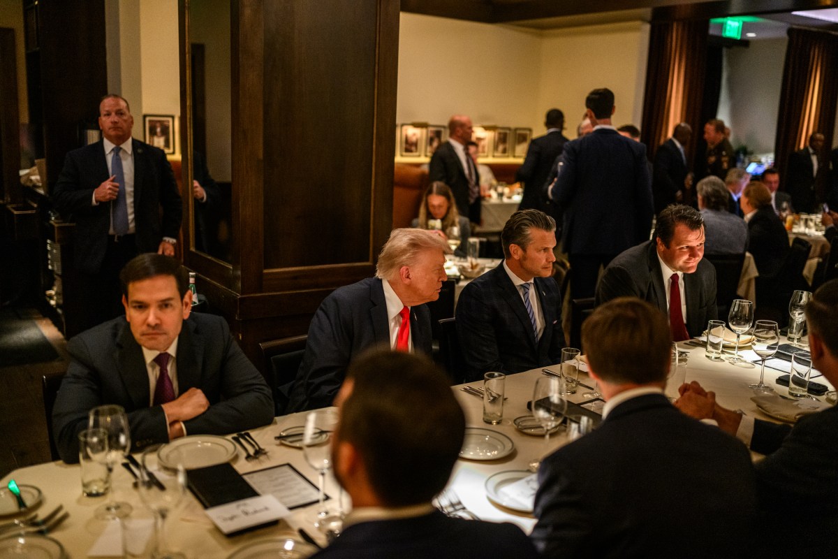 President Donald Trump has dinner with Cabinet members and White House staff at Joe’s Seafood, Prime Steak & Stone Crab restaurant in Washington, D.C., Tuesday, September 9, 2025. (Official White House Photo by Daniel Torok)