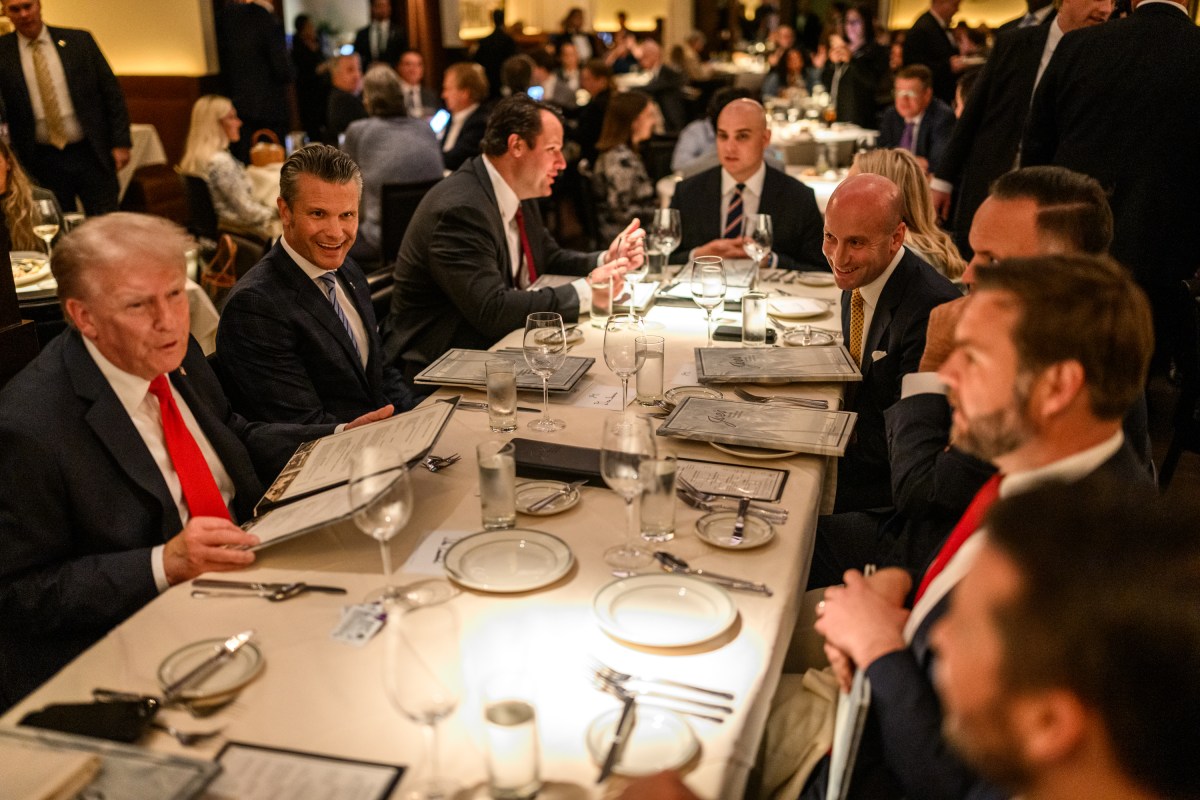 President Donald Trump has dinner with Cabinet members and White House staff at Joe’s Seafood, Prime Steak & Stone Crab restaurant in Washington, D.C., Tuesday, September 9, 2025. (Official White House Photo by Daniel Torok)