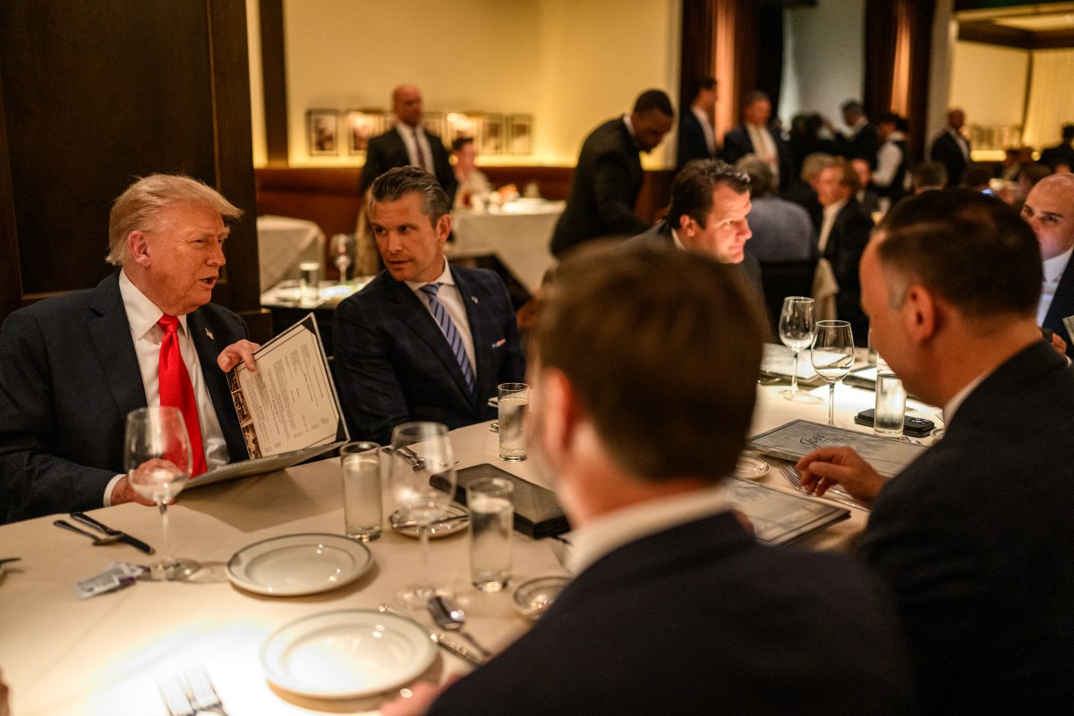 President Donald Trump has dinner with Cabinet members and White House staff at Joe’s Seafood, Prime Steak & Stone Crab restaurant in Washington, D.C., Tuesday, September 9, 2025. (Official White House Photo by Daniel Torok)