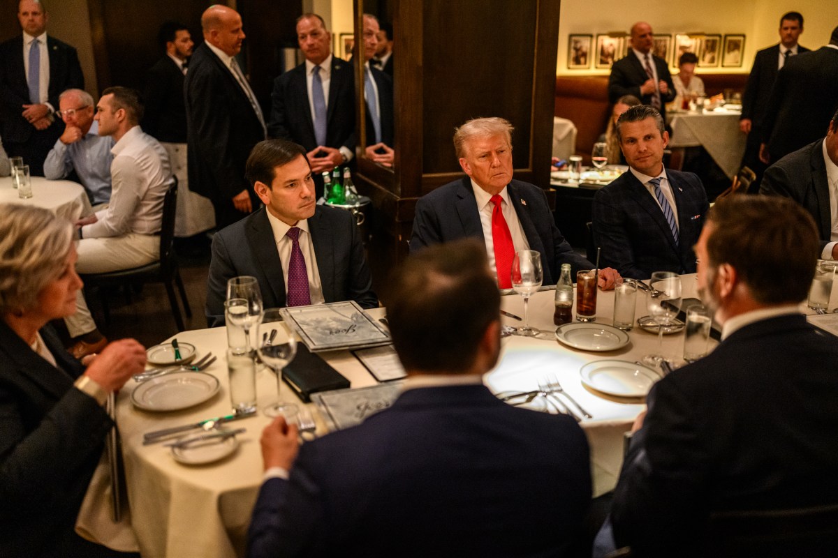 President Donald Trump has dinner with Cabinet members and White House staff at Joe’s Seafood, Prime Steak & Stone Crab restaurant in Washington, D.C., Tuesday, September 9, 2025. (Official White House Photo by Daniel Torok)