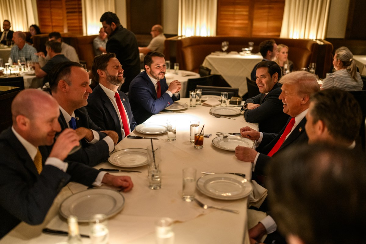 President Donald Trump has dinner with Cabinet members and White House staff at Joe’s Seafood, Prime Steak & Stone Crab restaurant in Washington, D.C., Tuesday, September 9, 2025. (Official White House Photo by Daniel Torok)