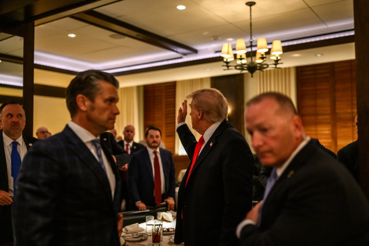 President Donald Trump waves to the crowd after dinner with Cabinet members and White House staff at Joe’s Seafood, Prime Steak & Stone Crab restaurant in Washington, D.C., Tuesday, September 9, 2025. (Official White House Photo by Daniel Torok)