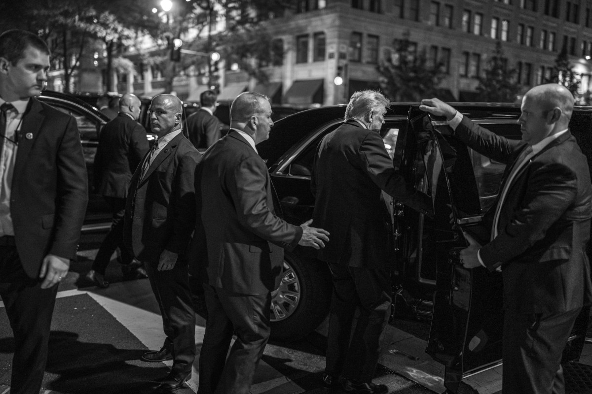 President Donald Trump leaves a dinner with Cabinet members and White House staff at Joe’s Seafood, Prime Steak & Stone Crab restaurant in Washington, D.C., Tuesday, September 9, 2025. (Official White House Photo by Daniel Torok)