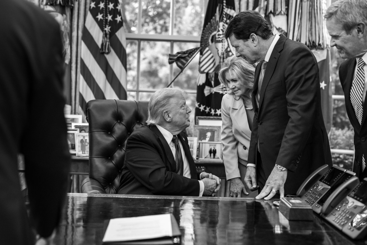 President Donald Trump speaks with Sen. Marsha Blackburn (R-TN), Sen. Bill Hagerty (R-TN), and Tennessee Gov. Bill Lee after signing a Presidential Memorandum that will deploy the National Guard to Memphis, Tennessee, to establish the “Memphis Safe Task Force,” Monday, September 15, 2025, in the Oval Office. (Official White House Photo by Molly Riley)