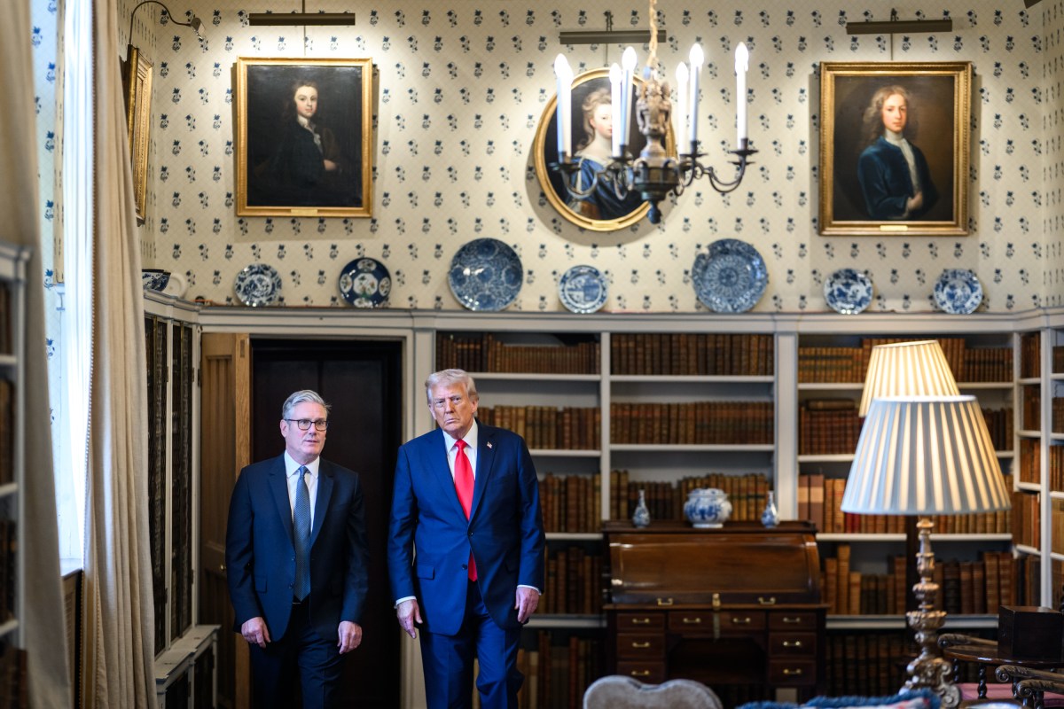President Donald Trump tours Chequers, the prime minister’s house in Buckinghamshire, England, with Prime Minister Keir Starmer on Thursday, September 18, 2025. (Official White House Photo by Daniel Torok)