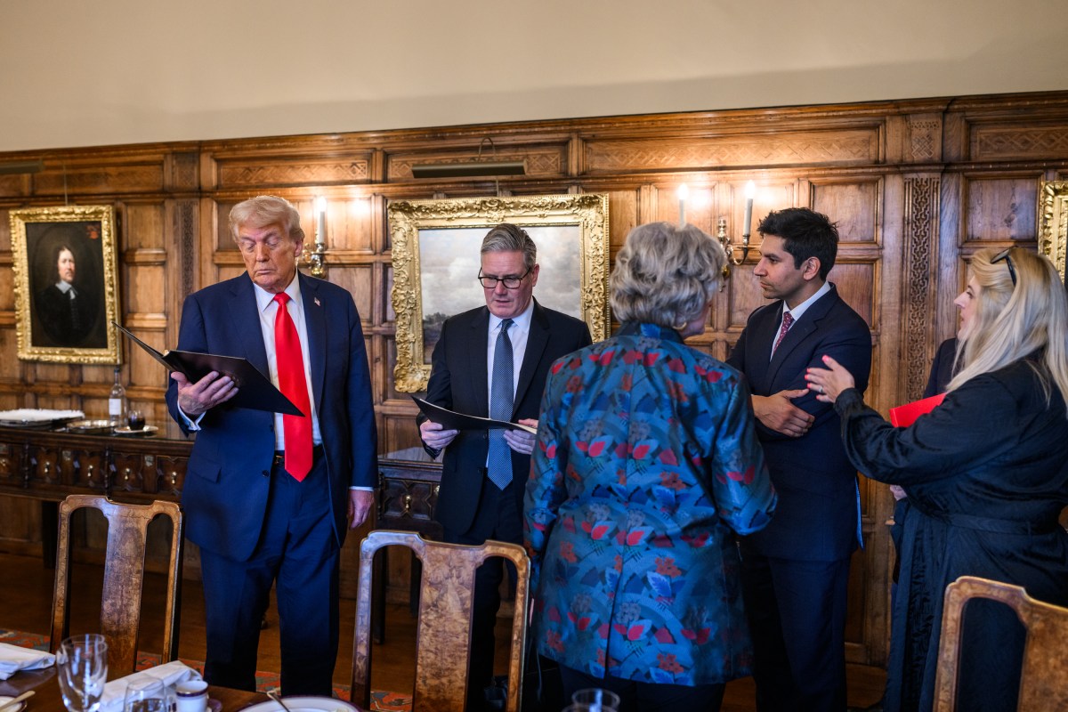 President Donald Trump speaks with Prime Minister Keir Starmer before a bilateral meeting at Chequers, the prime minister’s house in Buckinghamshire, England, on Thursday, September 18, 2025. (Official White House Photo by Daniel Torok)