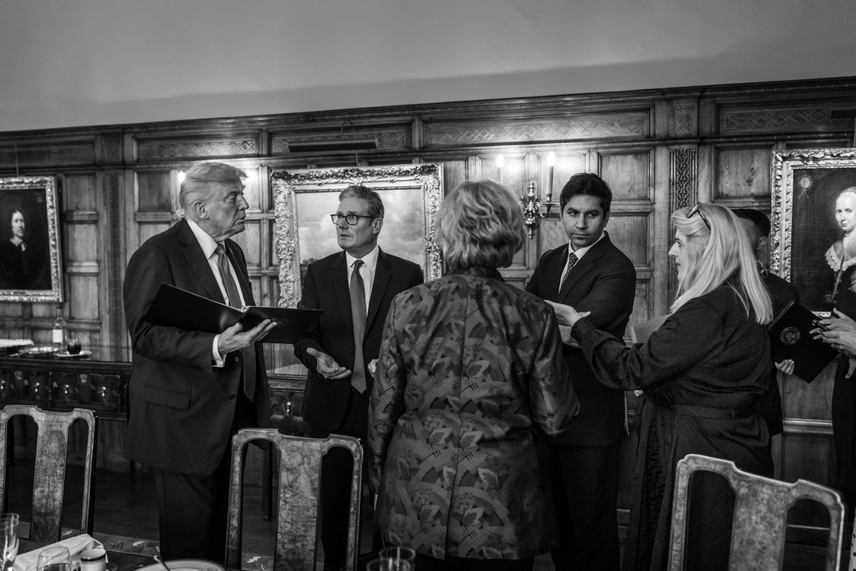 President Donald Trump speaks with Prime Minister Keir Starmer before a bilateral meeting at Chequers, the prime minister’s house in Buckinghamshire, England, on Thursday, September 18, 2025. (Official White House Photo by Daniel Torok)