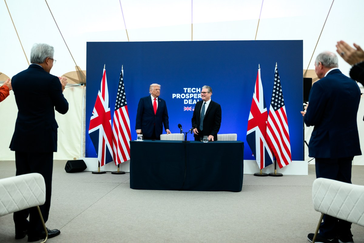 President Donald Trump signs a memorandum of understanding at a business leader reception with Prime Minister Keir Starmer at Chequers, the prime minister’s house in Buckinghamshire, England, on Thursday, September 18, 2025. (Official White House Photo by Daniel Torok)