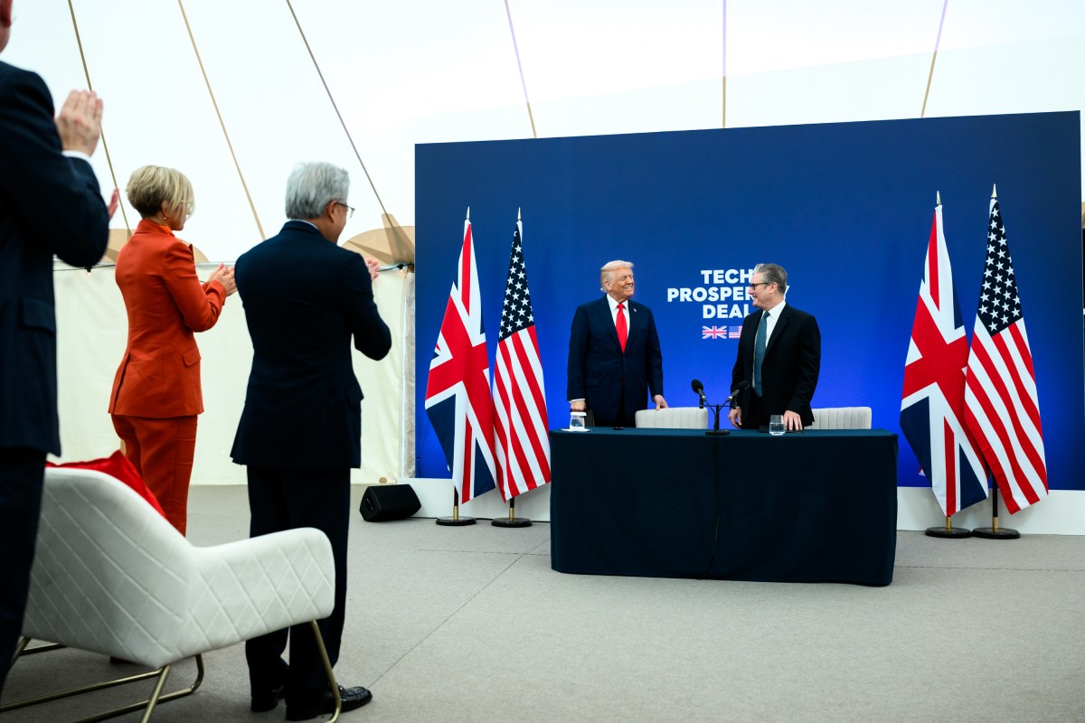 President Donald Trump signs a memorandum of understanding at a business leader reception with Prime Minister Keir Starmer at Chequers, the prime minister’s house in Buckinghamshire, England, on Thursday, September 18, 2025. (Official White House Photo by Daniel Torok)