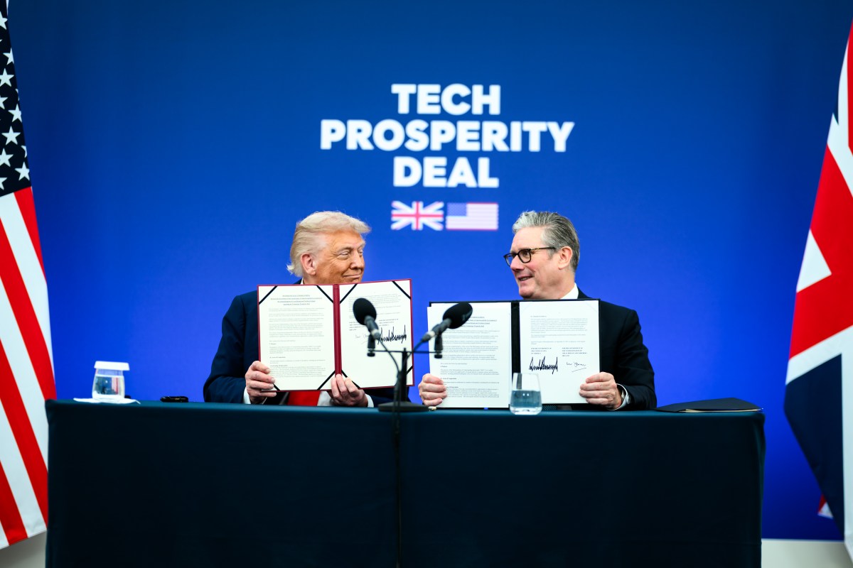 President Donald Trump signs a memorandum of understanding at a business leader reception with Prime Minister Keir Starmer at Chequers, the prime minister’s house in Buckinghamshire, England, on Thursday, September 18, 2025. (Official White House Photo by Daniel Torok)