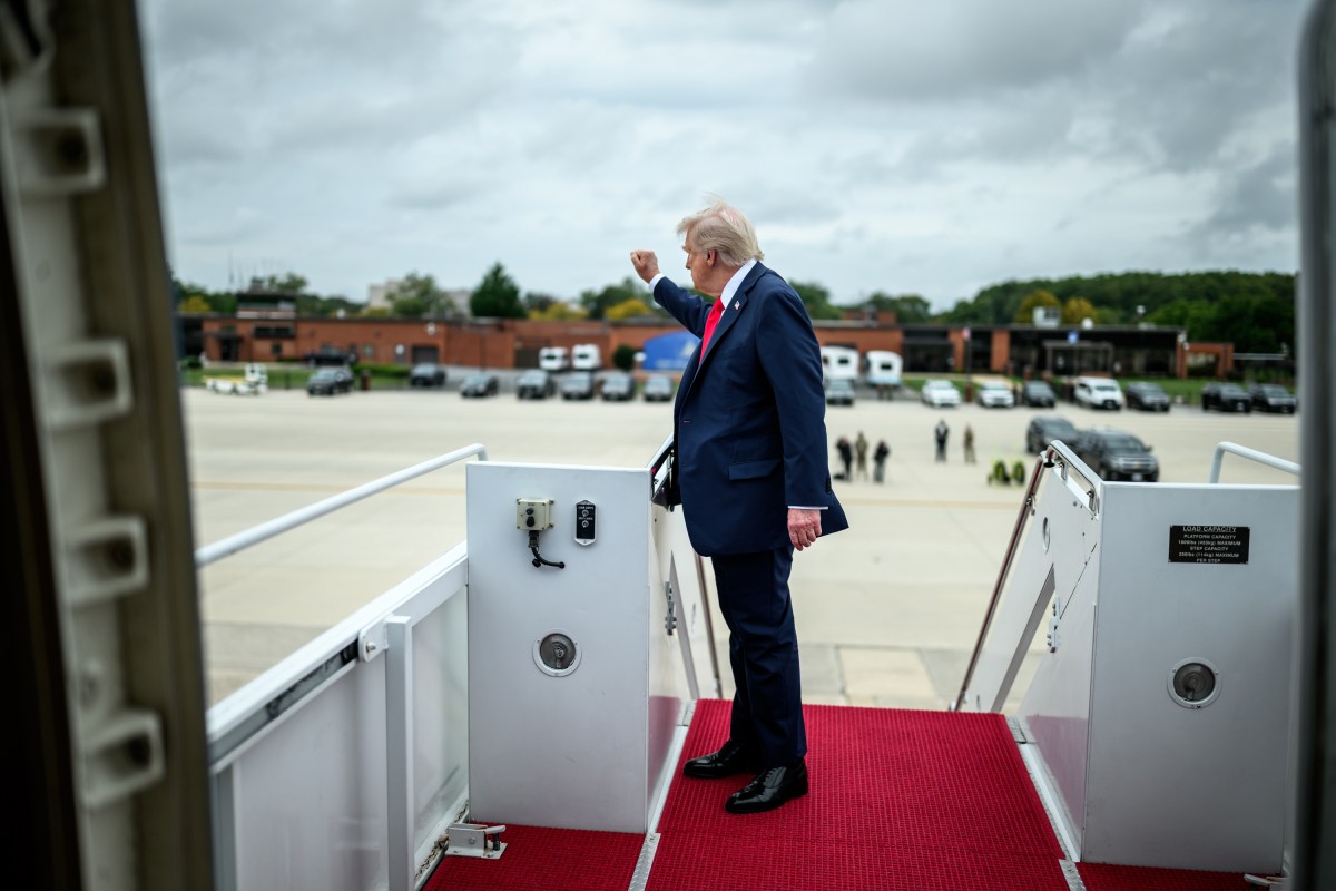 President Donald Trump departs Marine One and boards Air Force One at Joint Base Andrews, Maryland, en route to the Memorial Service for Charlie Kirk at State Farm Stadium in Glendale, Arizona, Sunday, September 21, 2025. (Official White House Photo by Daniel Torok)