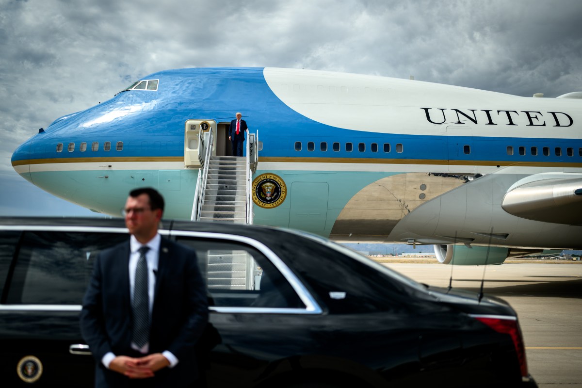 President Donald Trump disembarks Air Force One at Luke Air Force Base in Glendale, Arizona, en route to the Memorial Service for Charlie Kirk at State Farm Stadium, Sunday, September 21, 2025. (Official White House Photo by Daniel Torok)