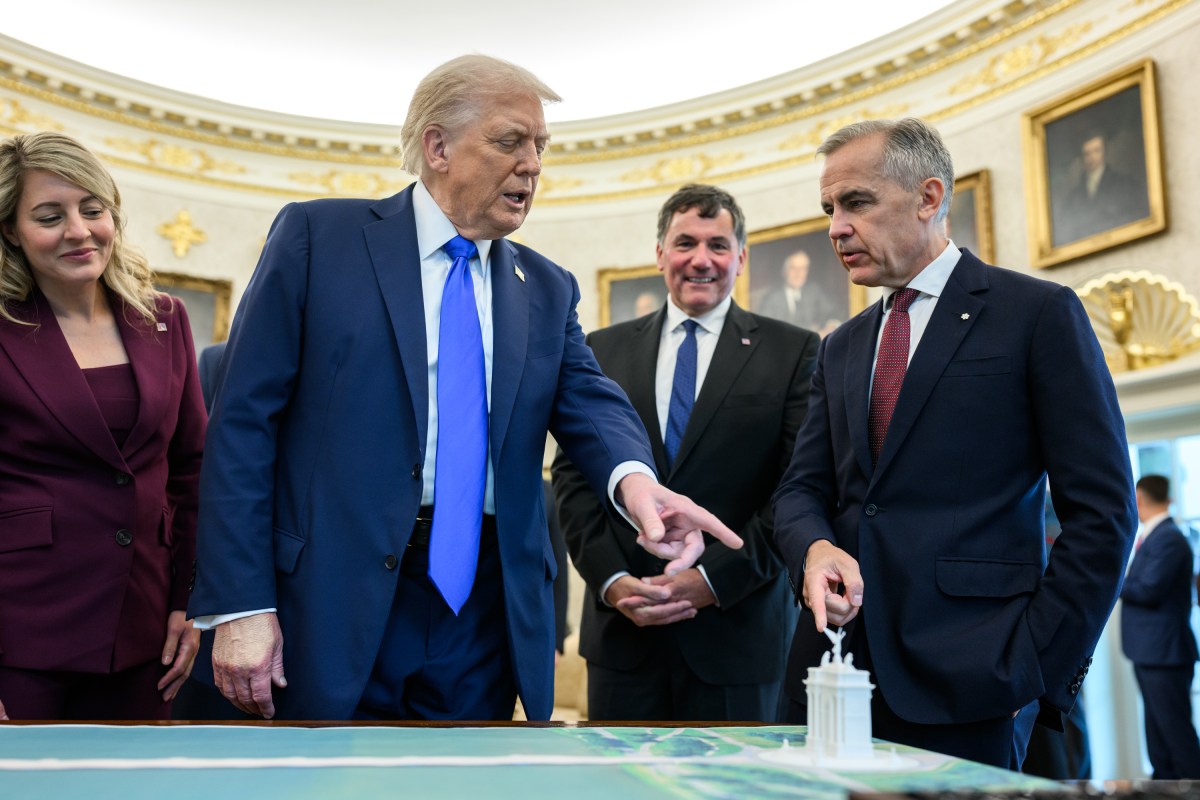 President Donald Trump shows Canadian Prime Minister Mark Carney a model of the proposed “Independence Arch” before their meeting in the Oval Office, Tuesday, October 7, 2025. (Official White House Photo by Daniel Torok)
