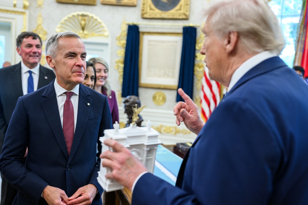 President Donald Trump shows Canadian Prime Minister Mark Carney a model of the proposed “Independence Arch” before their meeting in the Oval Office, Tuesday, October 7, 2025. (Official White House Photo by Daniel Torok)