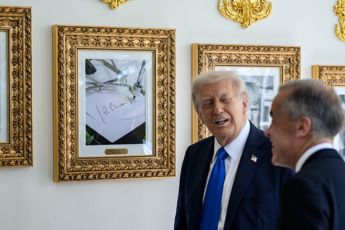 President Donald Trump and Canadian Prime Minister Mark Carney walk on the West Colonnade after their meeting, Tuesday, October 7, 2025. (Official White House Photo by Daniel Torok)