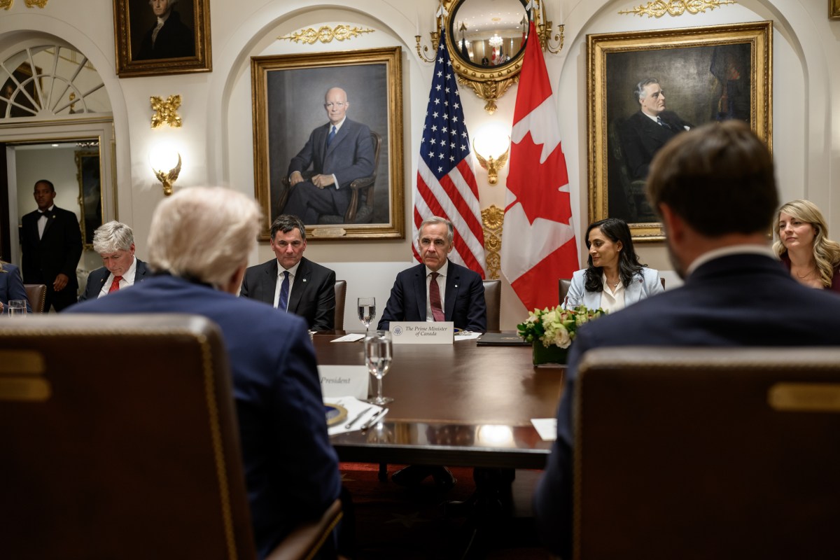 President Donald Trump hosts a working lunch meeting with Canadian Prime Minister Mark Carney, Tuesday, October 7, 2025, in the Cabinet Room. (Official White House Photo by Daniel Torok)