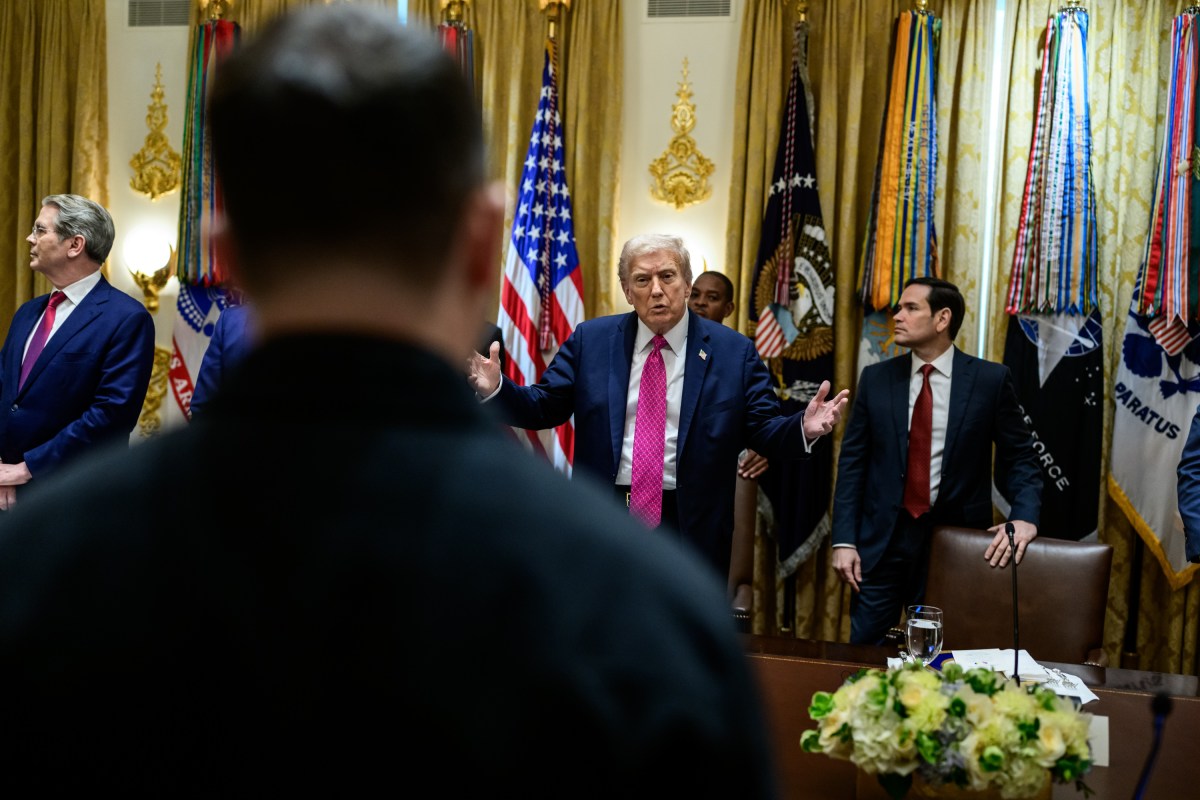 President Donald Trump hosts a bilateral lunch meeting with Ukrainian President Volodymyr Zelenskyy in the Cabinet Room of the White House, Friday, October 17, 2025. (Official White House Photo by Daniel Torok)