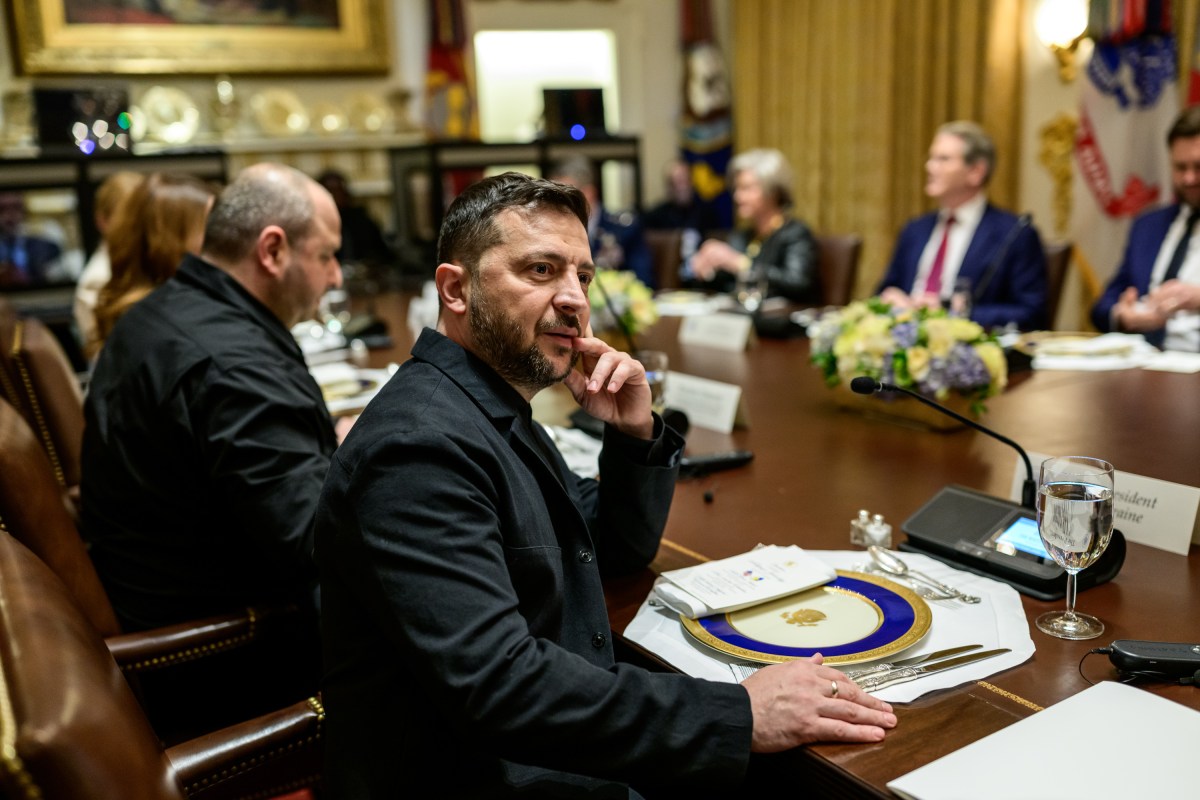 President Donald Trump hosts a bilateral lunch meeting with Ukrainian President Volodymyr Zelenskyy in the Cabinet Room of the White House, Friday, October 17, 2025. (Official White House Photo by Daniel Torok)