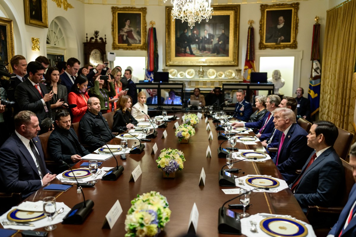 President Donald Trump hosts a bilateral lunch meeting with Ukrainian President Volodymyr Zelenskyy in the Cabinet Room of the White House, Friday, October 17, 2025. (Official White House Photo by Daniel Torok)