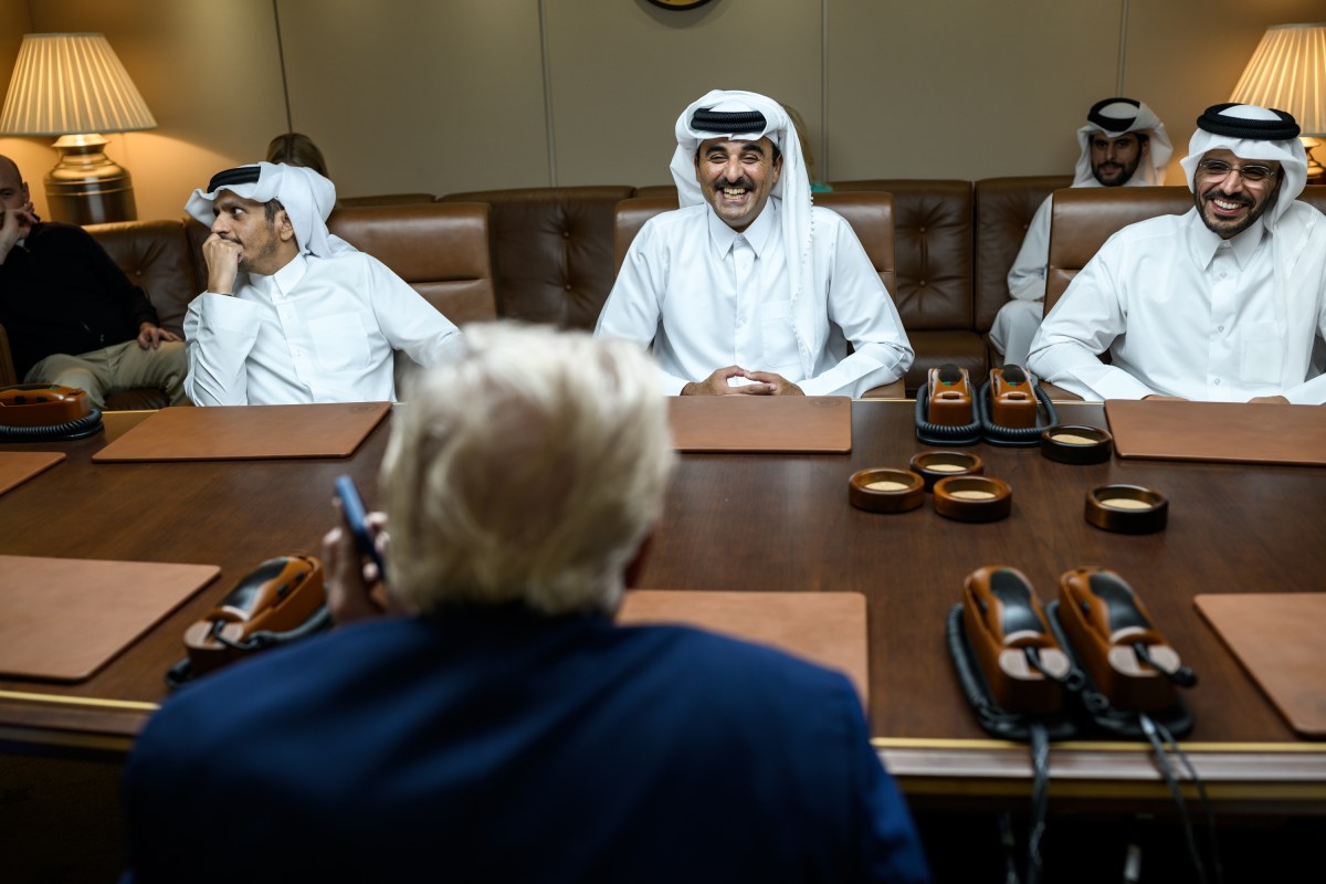 President Donald Trump, Chief of Staff Susie Wiles, and Secretary of State Marco Rubio meet with Qatar’s Emir Sheikh Tamim bin Hamad Al-Thani and Prime Minister and Foreign Minister Sheikh Mohammed bin Abdulrahman bin Jassim Al-Thani aboard Air Force One during a refueling stop in Doha, Qatar, enroute to the ASEAN summit in Malaysia, October 25, 2025. (Official White House Photo by Daniel Torok)