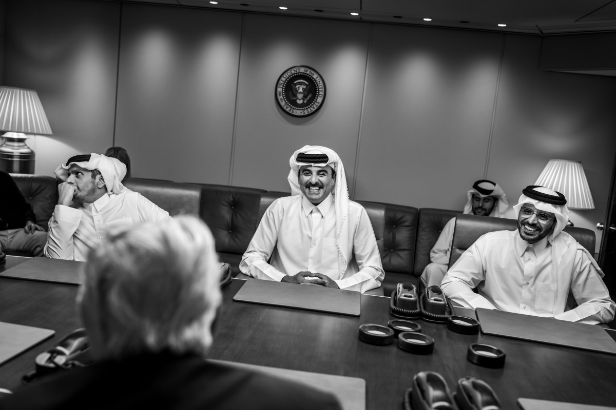 President Donald Trump, Chief of Staff Susie Wiles, and Secretary of State Marco Rubio meet with Qatar’s Emir Sheikh Tamim bin Hamad Al-Thani and Prime Minister and Foreign Minister Sheikh Mohammed bin Abdulrahman bin Jassim Al-Thani aboard Air Force One during a refueling stop in Doha, Qatar, enroute to the ASEAN summit in Malaysia, October 25, 2025. (Official White House Photo by Daniel Torok)