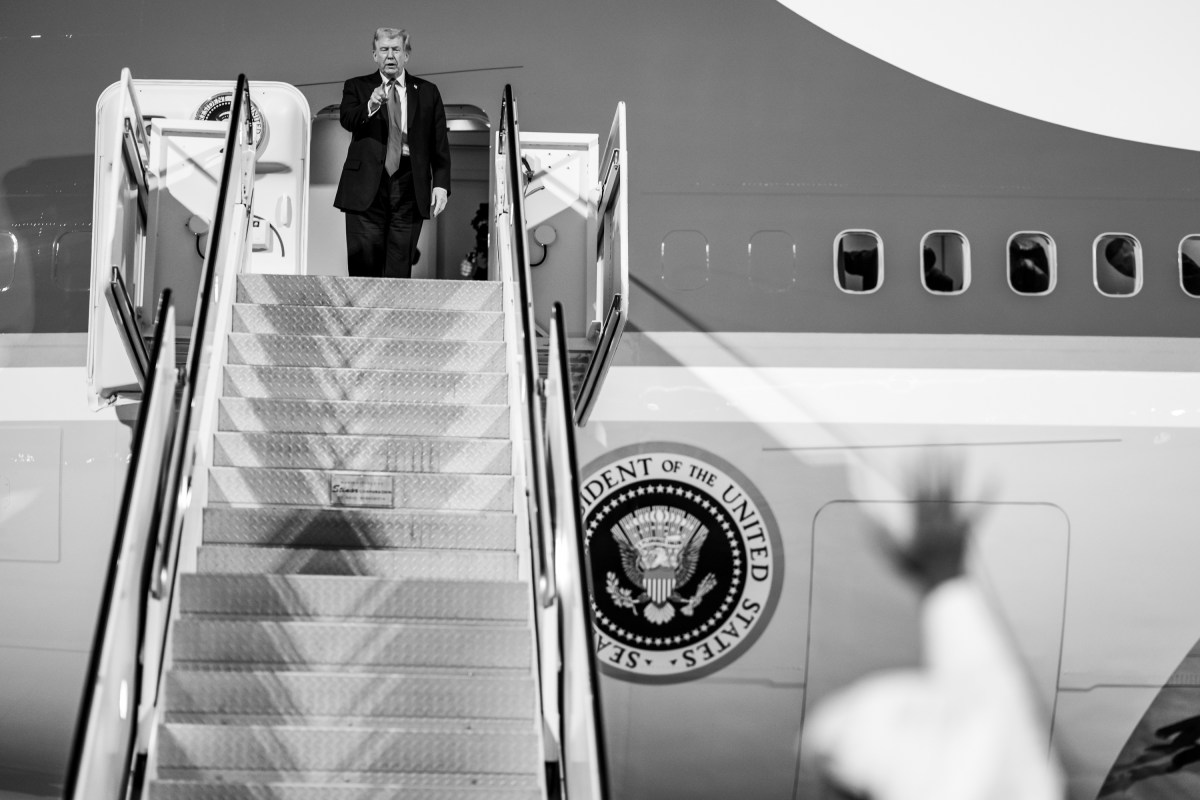 President Donald Trump bids farewell to Qatar’s Emir Sheikh Tamim bin Hamad Al-Thani and Prime Minister and Foreign Minister Sheikh Mohammed bin Abdulrahman bin Jassim Al-Thani after a meeting on Air Force One in Doha, Qatar, October 25, 2025. (Official White House Photo by Daniel Torok)