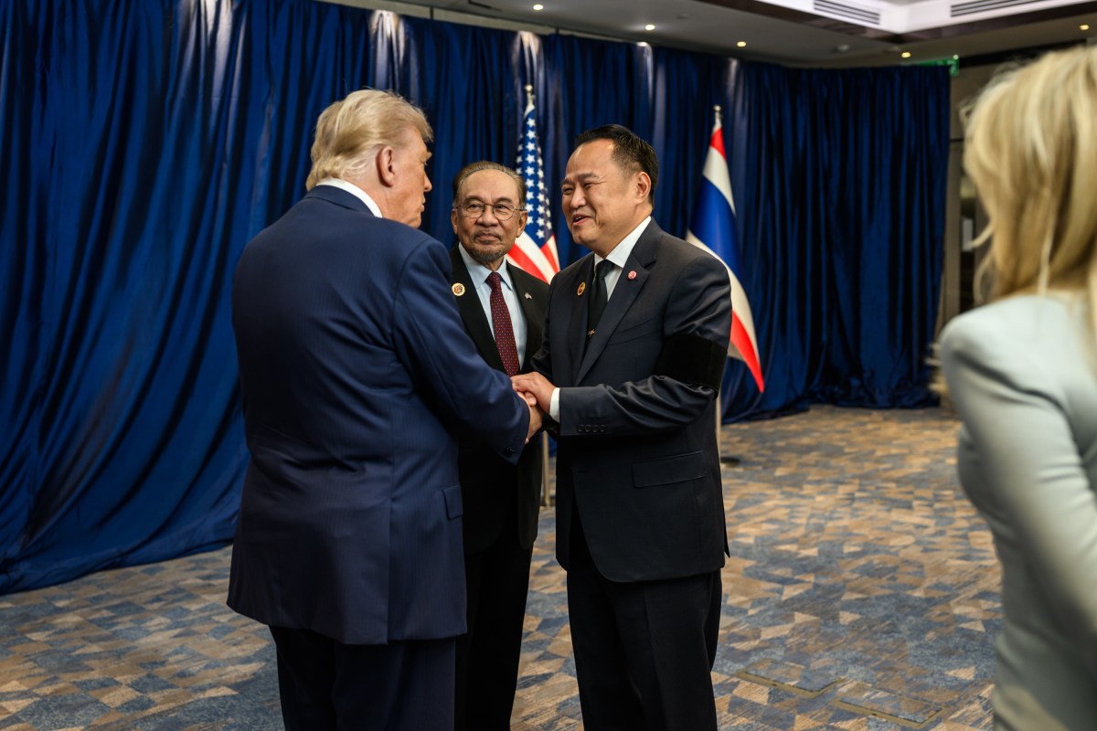 President Donald Trump speaks with Malaysian Prime Minister Seri Anwar Ibrahim, Cambodian Prime Minister Hun Manet, and Thailand’s Prime Minister Anutin Charnvirakul before signing the Kuala Lumpur Accord, Sunday, October 25, 2025, at the ASEAN Summit in Kuala Lumpur, Malaysia. (Official White House Photo by Daniel Torok)