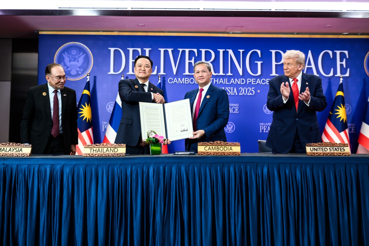 President Donald Trump, Malaysian Prime Minister Seri Anwar Ibrahim, Cambodian Prime Minister Hun Manet, and Thailand’s Prime Minister Anutin Charnvirakul sign the Kuala Lumpur Accord Sunday, October 25, 2025, at the ASEAN Summit in Kuala Lumpur, Malaysia. (Official White House Photo by Daniel Torok)