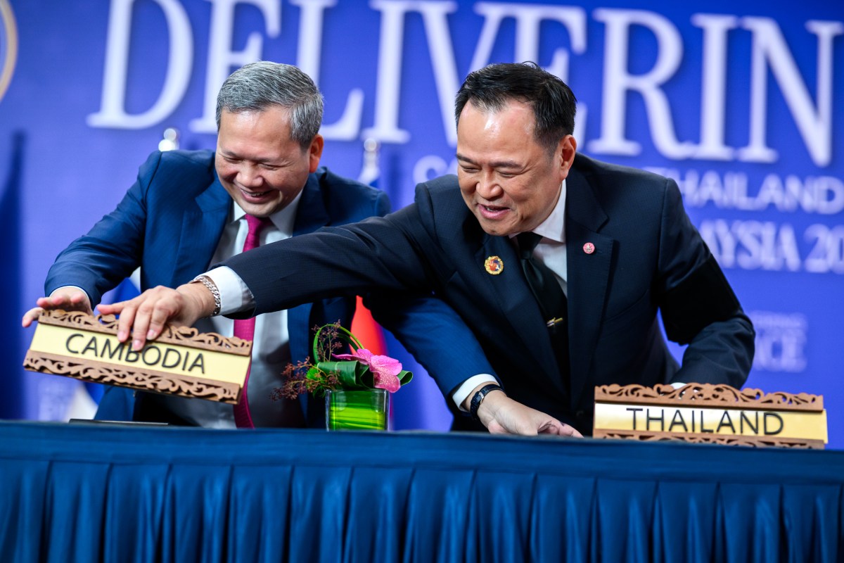 Cambodian Prime Minister Hun Manet and Thailand’s Prime Minister Anutin Charnvirakul laugh while switching name plates after signing the Kuala Lumpur Accord alongside President Donald Trump, Sunday, October 25, 2025, at the ASEAN Summit in Kuala Lumpur, Malaysia. (Official White House Photo by Daniel Torok)