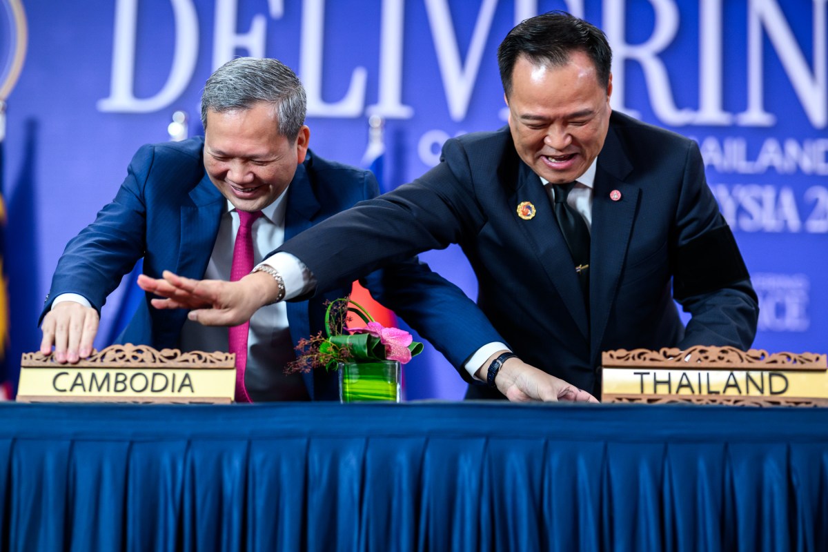 Cambodian Prime Minister Hun Manet and Thailand’s Prime Minister Anutin Charnvirakul laugh while switching name plates after signing the Kuala Lumpur Accord alongside President Donald Trump, Sunday, October 25, 2025, at the ASEAN Summit in Kuala Lumpur, Malaysia. (Official White House Photo by Daniel Torok)