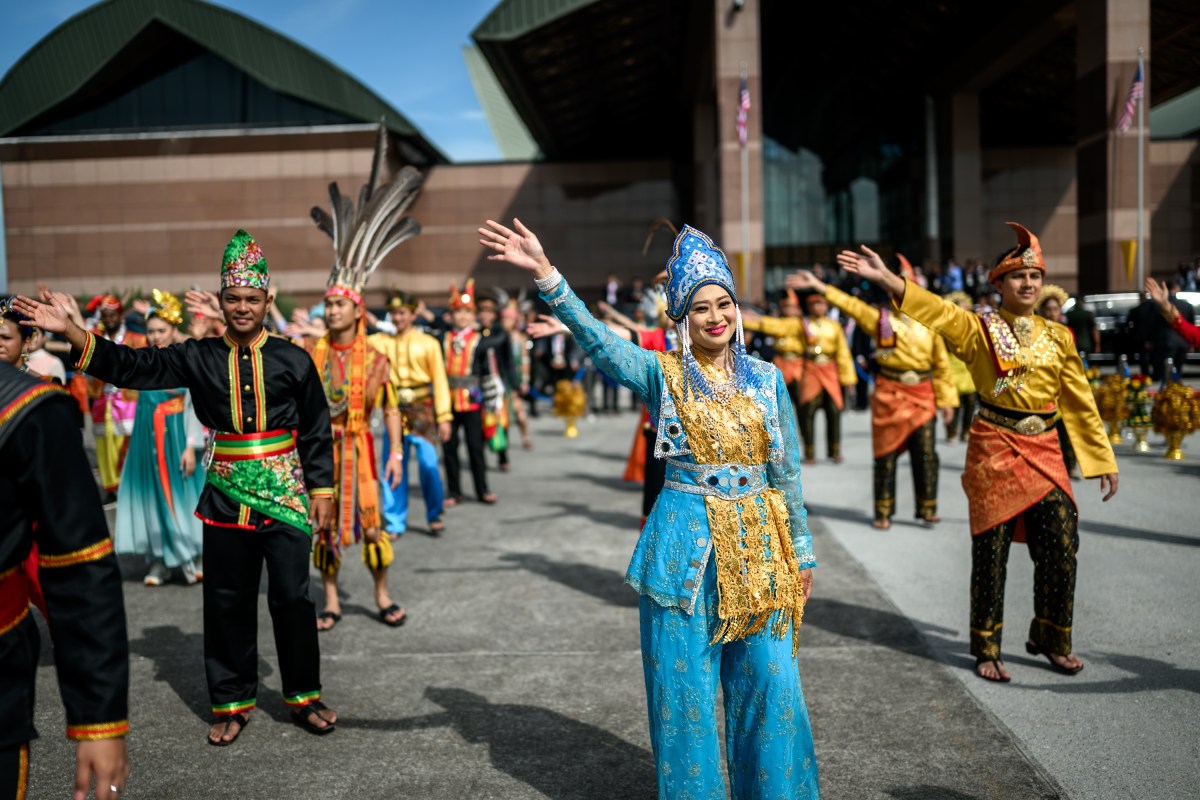 Malaysian performers wave at President Donald Trump as he boards Air Force One at Kuala Lumpur International Airport, en route to Japan, October 27, 2025. (Official White House Photo by Daniel Torok)
