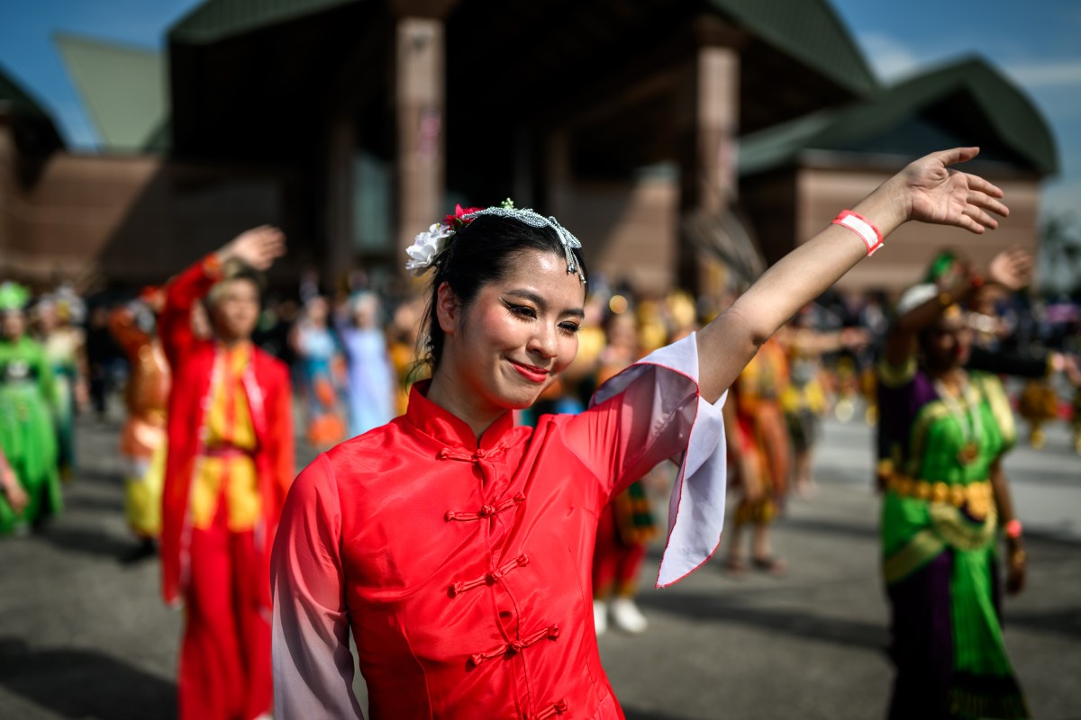 Malaysian performers wave at President Donald Trump as he boards Air Force One at Kuala Lumpur International Airport, en route to Japan, October 27, 2025. (Official White House Photo by Daniel Torok)