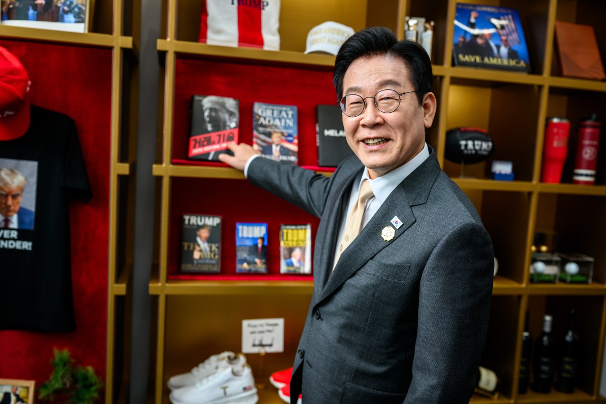 President Donald Trump speaks with President Lee Jae Myung of the Republic of Korea in the gift shop at the Gyeongju National Museum, South Korea on Wednesday, October 29, 2025. (Official White House Photo by Daniel Torok)