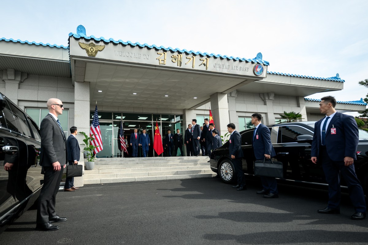 President Donald Trump bids farewell to Chinese President Xi Jinping after a bilateral meeting at the Gimhae International Airport terminal, Thursday, October 30, 2025, in Busan, South Korea. (Official White House Photo by Daniel Torok)