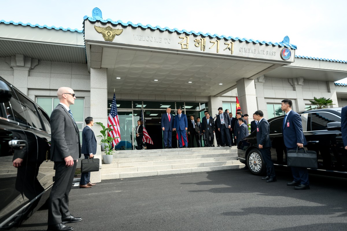 President Donald Trump bids farewell to Chinese President Xi Jinping after a bilateral meeting at the Gimhae International Airport terminal, Thursday, October 30, 2025, in Busan, South Korea. (Official White House Photo by Daniel Torok)