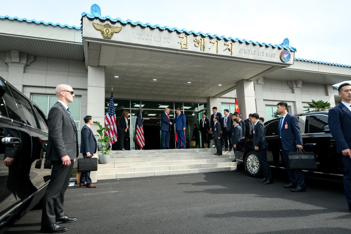 President Donald Trump bids farewell to Chinese President Xi Jinping after a bilateral meeting at the Gimhae International Airport terminal, Thursday, October 30, 2025, in Busan, South Korea. (Official White House Photo by Daniel Torok)