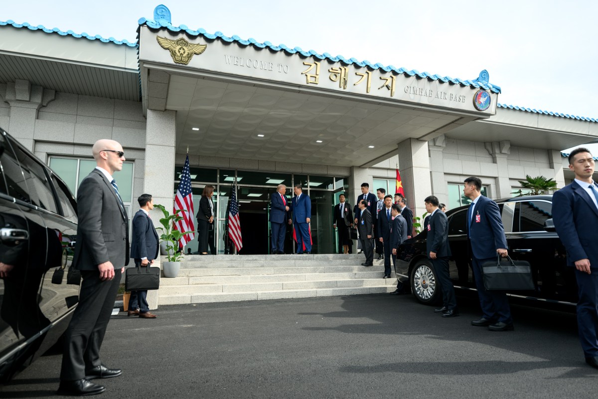 President Donald Trump bids farewell to Chinese President Xi Jinping after a bilateral meeting at the Gimhae International Airport terminal, Thursday, October 30, 2025, in Busan, South Korea. (Official White House Photo by Daniel Torok)