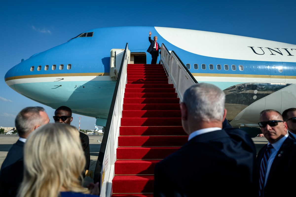 President Donald Trump bids farewell to Israeli Prime Minister Benjamin Netanyahu as he boards Air Force One at Ben Gurion International Airport in Israel, Monday, October 13, 2025, en route to Sharm El Sheikh International Airport in Egypt. (Official White House Photo by Daniel Torok)