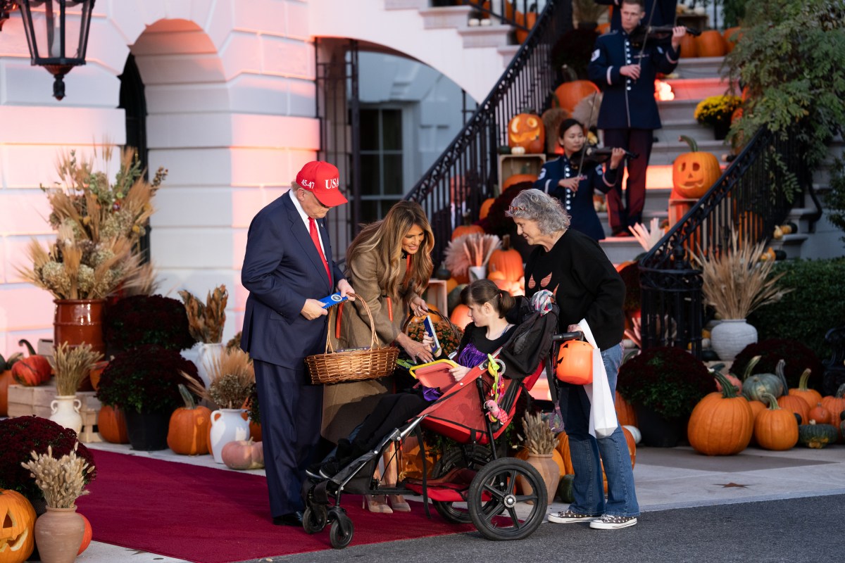 President Donald Trump and First Lady Melania Trump hand out candy to trick-or-treaters at the South Portico during Halloween celebrations at the White House, Thursday, October 30, 2025. (Official White House Photo by Andrea Hanks)