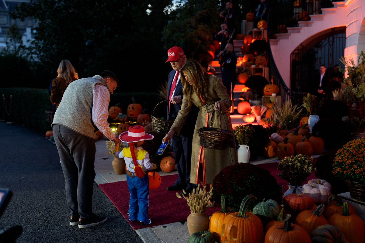 President Donald Trump and First Lady Melania Trump hand out candy to trick-or-treaters at the South Portico during Halloween celebrations at the White House, Thursday, October 30, 2025. (Official White House Photo by Andrea Hanks)