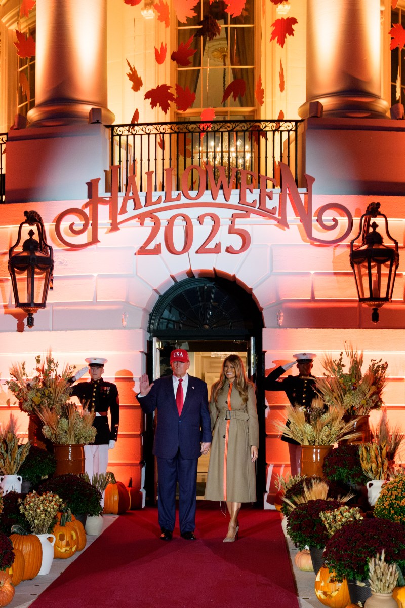 President Donald Trump and First Lady Melania Trump hand out candy to trick-or-treaters at the South Portico during Halloween celebrations at the White House, Thursday, October 30, 2025. (Official White House Photo by Andrea Hanks)