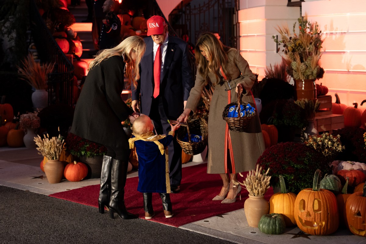 President Donald Trump and First Lady Melania Trump hand out candy to trick-or-treaters at the South Portico during Halloween celebrations at the White House, Thursday, October 30, 2025. (Official White House Photo by Andrea Hanks)