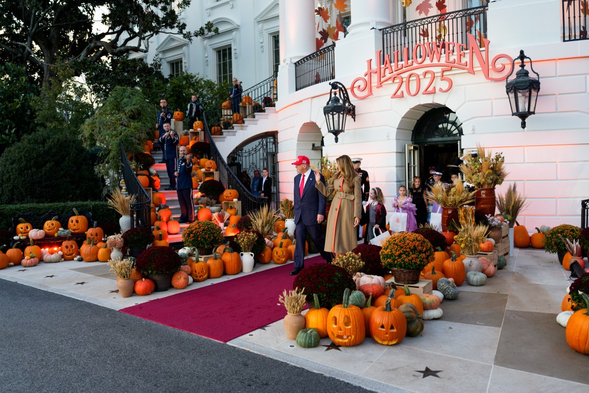 President Donald Trump and First Lady Melania Trump hand out candy to trick-or-treaters at the South Portico during Halloween celebrations at the White House, Thursday, October 30, 2025. (Official White House Photo by Andrea Hanks)