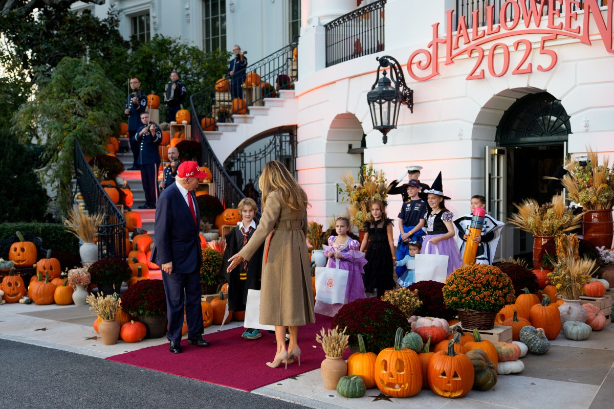 President Donald Trump and First Lady Melania Trump hand out candy to trick-or-treaters at the South Portico during Halloween celebrations at the White House, Thursday, October 30, 2025. (Official White House Photo by Andrea Hanks)