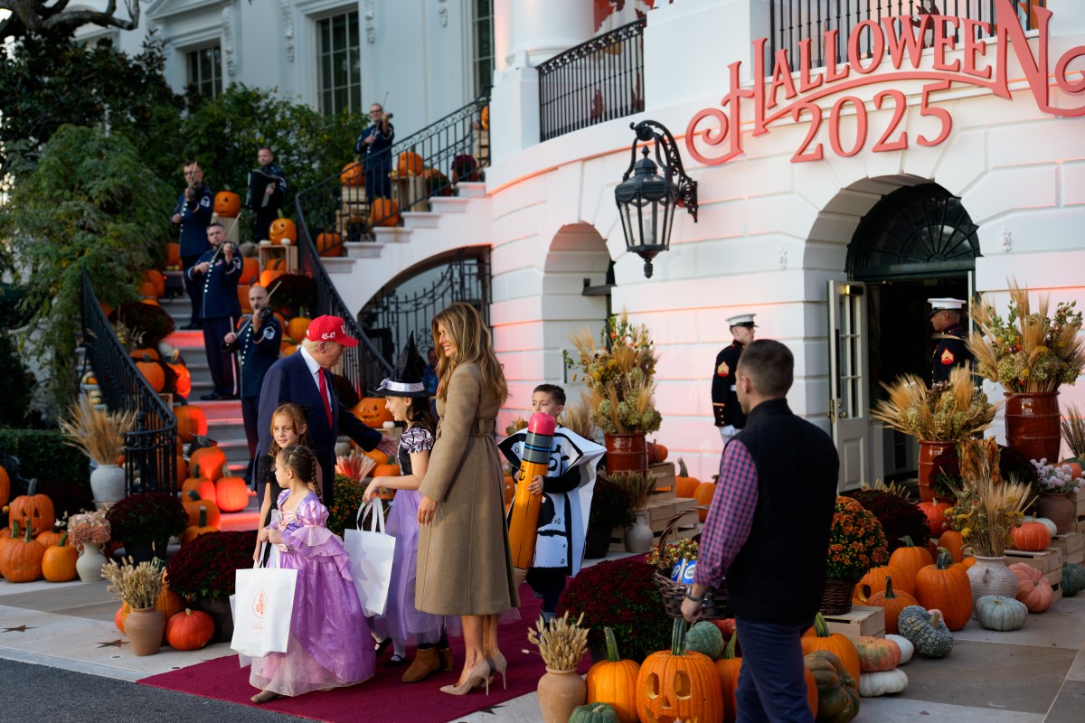 President Donald Trump and First Lady Melania Trump hand out candy to trick-or-treaters at the South Portico during Halloween celebrations at the White House, Thursday, October 30, 2025. (Official White House Photo by Andrea Hanks)