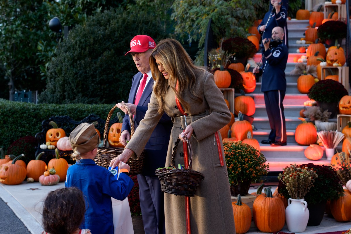 President Donald Trump and First Lady Melania Trump hand out candy to trick-or-treaters at the South Portico during Halloween celebrations at the White House, Thursday, October 30, 2025. (Official White House Photo by Andrea Hanks)