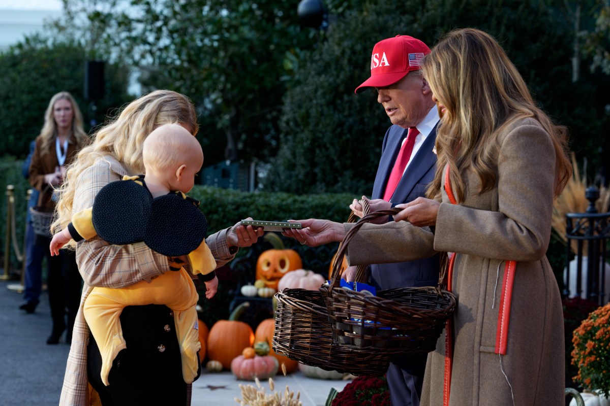 President Donald Trump and First Lady Melania Trump hand out candy to trick-or-treaters at the South Portico during Halloween celebrations at the White House, Thursday, October 30, 2025. (Official White House Photo by Andrea Hanks)