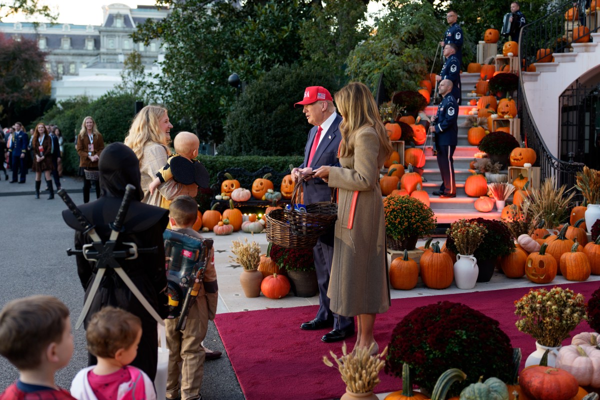 President Donald Trump and First Lady Melania Trump hand out candy to trick-or-treaters at the South Portico during Halloween celebrations at the White House, Thursday, October 30, 2025. (Official White House Photo by Andrea Hanks)